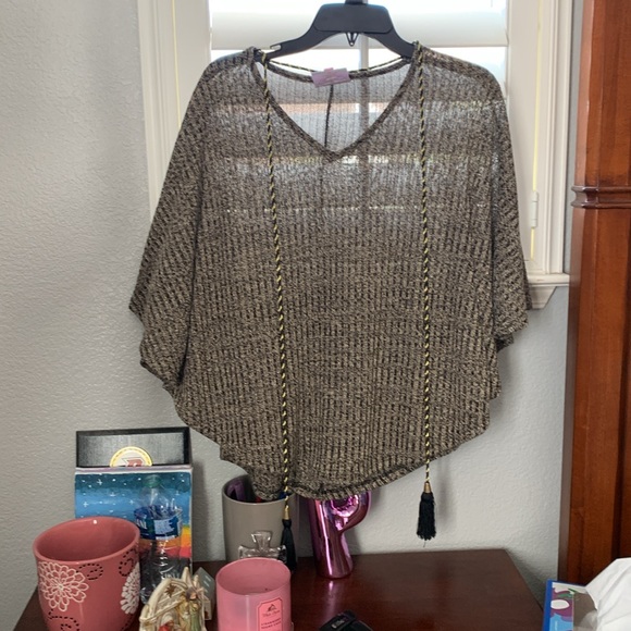 Romeo & Juliet cape shirt! Size Small new without tags - Picture 3 of 3